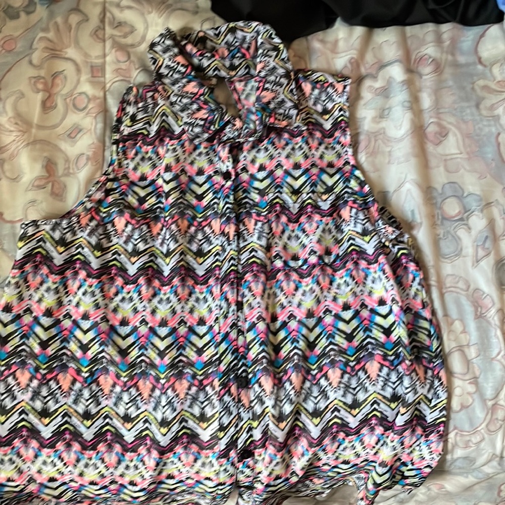 colorful zig-zag vest with open back size M in kids
